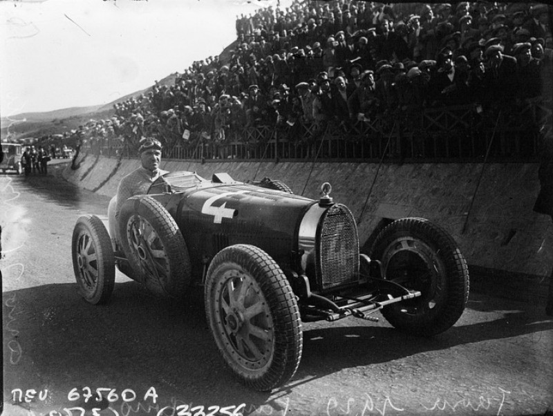 圖為1929年駕駛Bugatti Type 35C的Albert Divo