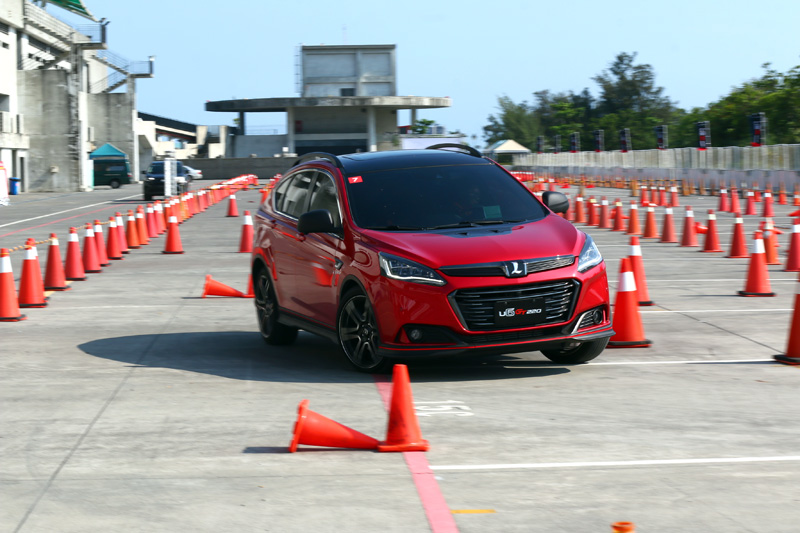 「金卡納障礙挑戰賽」對於車輛的靈活性與轉向精準度十分考驗。