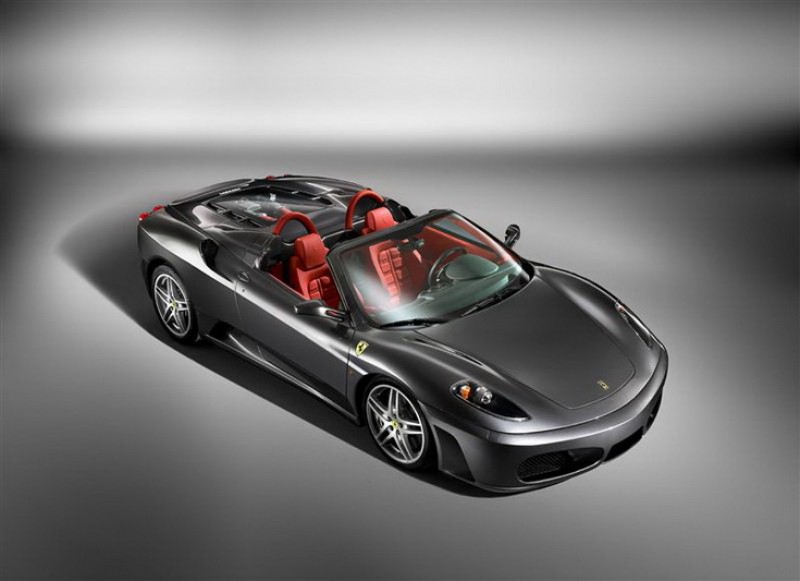 F430 Spider為電動硬頂設計,防滾架後方為兩座駝峰造型