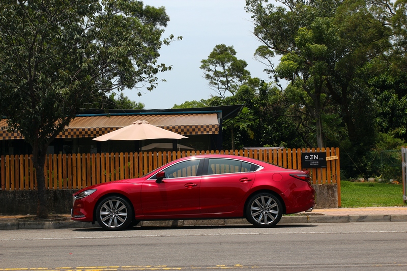 外觀其它部位並未做明顯更動,車身流線替車輛注入生命力。