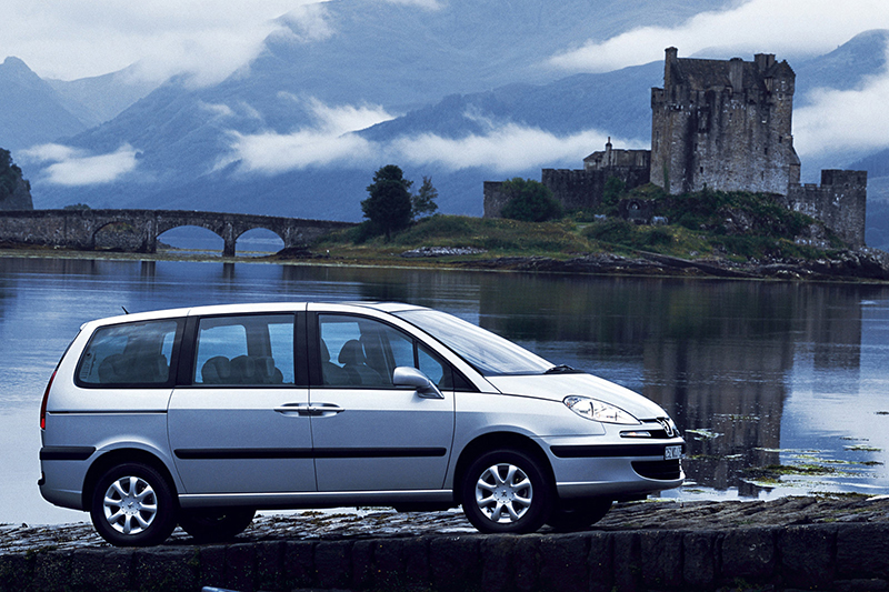 2002年發表的PEUGEOT 807承襲前身PEUGEOT 806的一切優點,並且更加摩登舒適。