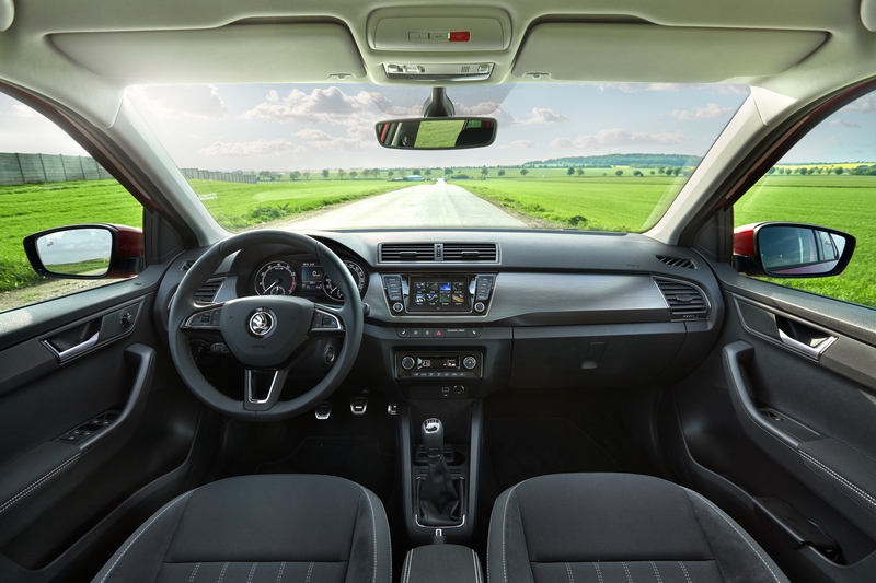 座艙中控配置6.5吋觸控螢幕且具有Apple CarPlay與Android Auto連接功能,但整體設計格局仍維持不變。