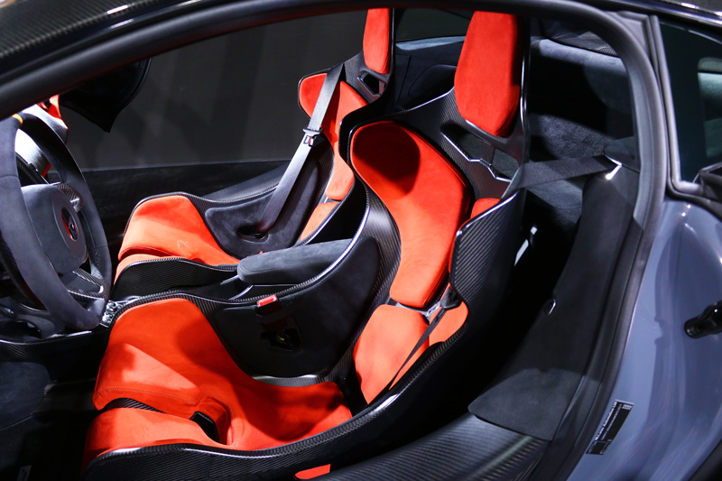 兩張選配源自極致超跑McLaren Senna的LT Super-Lightweight CF Seat超輕量化碳纖維座椅,除了重量超輕外,選配價近60萬台幣。