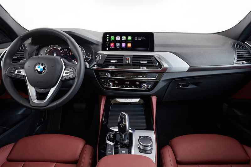 全新X4具備與X3類似的座艙鋪陳手法,同時搭載當代最先進完整的BMW ConnectedDrive智慧互聯駕駛以及BMW Co-Pilot半自動駕駛尖端科技。