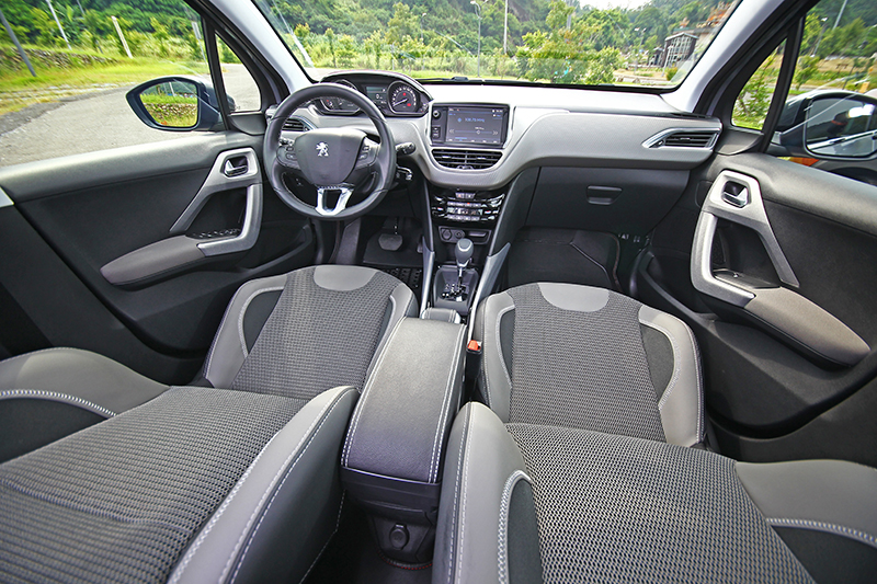 座艙中洋溢強烈科技感的PEUGEOT i-Cockpit®直覺式駕駛導向操作介面,跳脫傳統車室設計思維。
