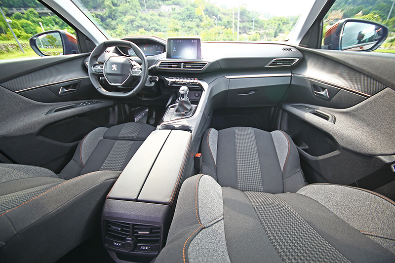 第2代PEUGEOT i-Cockpit®直覺式駕駛導向操作介面,讓車艙宛如太空船駕駛艙般科幻。