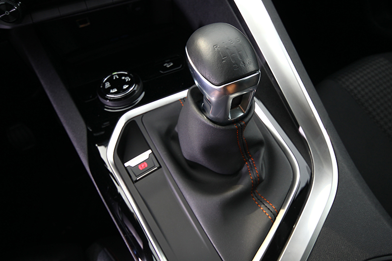 3008 SUV 1.6L BlueHDi是國內唯一具備手排選項的SUV車款,滿足車迷縱情駕馭的渴望。