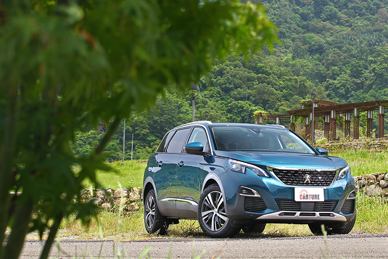 一如3008 SUV,嶄新的5008 SUV也披覆上濃烈SUV個性,更為強悍的車頭造型與強而有力的車側鈑件帶來視覺新震撼。