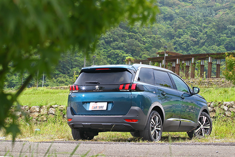 精悍內斂的車後收尾線條,充斥力與美的王者姿態。