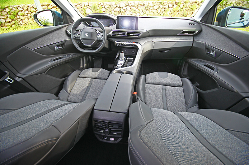內裝部分採行第2代PEUGEOT i-Cockpit®直覺式駕駛導向操作介面作為設計主軸,12.3吋全彩數位儀錶搭配8吋中控觸控螢幕帶來濃郁科技感。