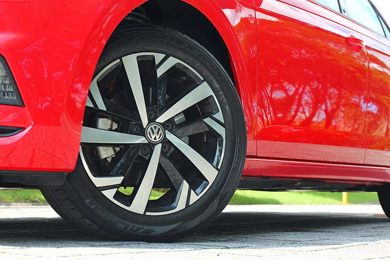 輪圈雖仍為195/55 R16規格,但專屬造型樣式比一般車型更為好看。