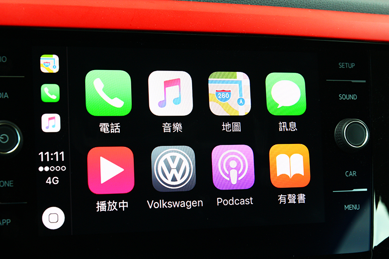 所配置的8吋多媒體觸控系統支援Apple CarPlay連接功能,能自行選擇想要聆聽的音樂。