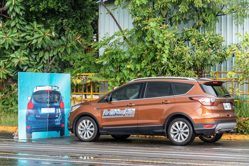 ACS主動式都會行車防護系統體驗是由原廠教練示範。
