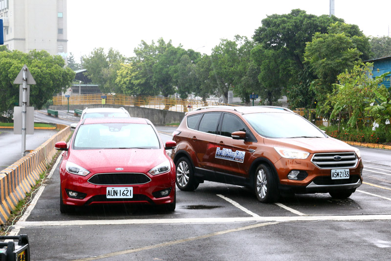 APA主動式全方位停車輔助系統可由系統自動完成停車。