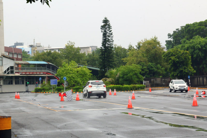 緊急迴避項目,所有人必須全力加速至方格旗後全力煞車,再依據先方燈號指示向左或向右閃至綠燈亮起的方向,十分考驗臨場的反應,用以模擬實際駕車遇到緊急狀況時該如何閃避。
