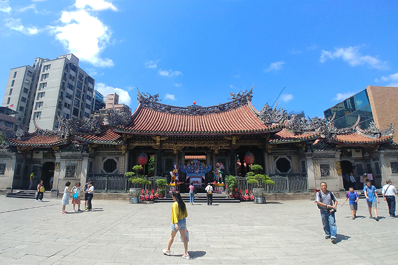 香火鼎盛的龍山寺除主神觀世音菩薩外,後殿的月老神君也帶來絡繹不絕的信徒與觀光客。