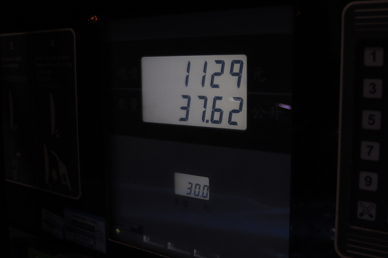 最終共計加了37.62升95無鉛汽油,算出來的實際耗油量為15.699km/L。