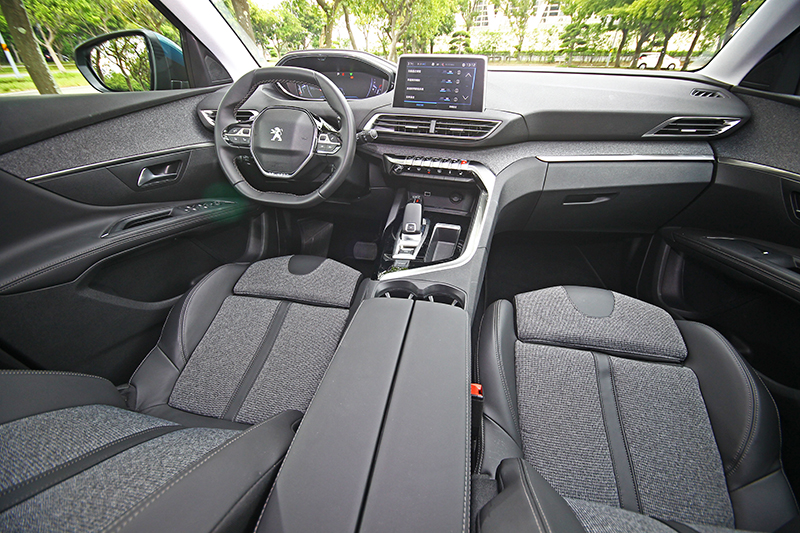 第二代PEUGEOT i-Cockpit直覺式駕駛導向操作介面加上優異用料與質感,簡直完美!