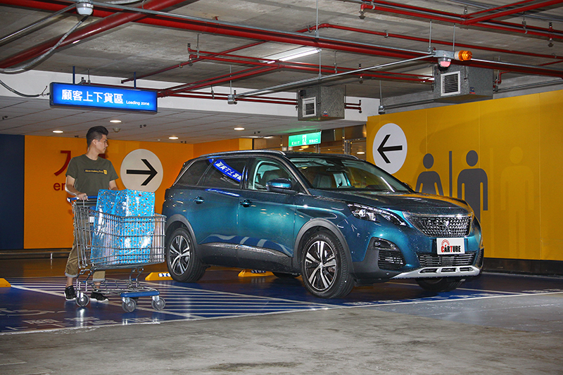 假日滿載家人到大賣場補貨血拼怕放不下?如果開的是PEUGEOT 5008 SUV一點也無須擔心。