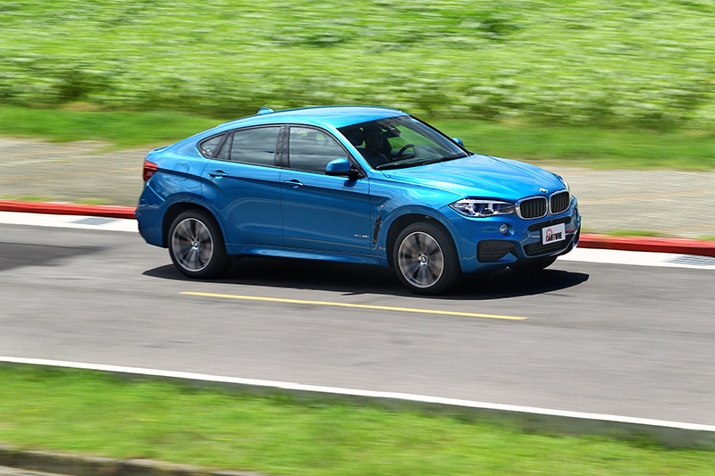 儘管車重驚人,但X6 xDrive35i M Sport Edition跑起來依舊虎虎生風。