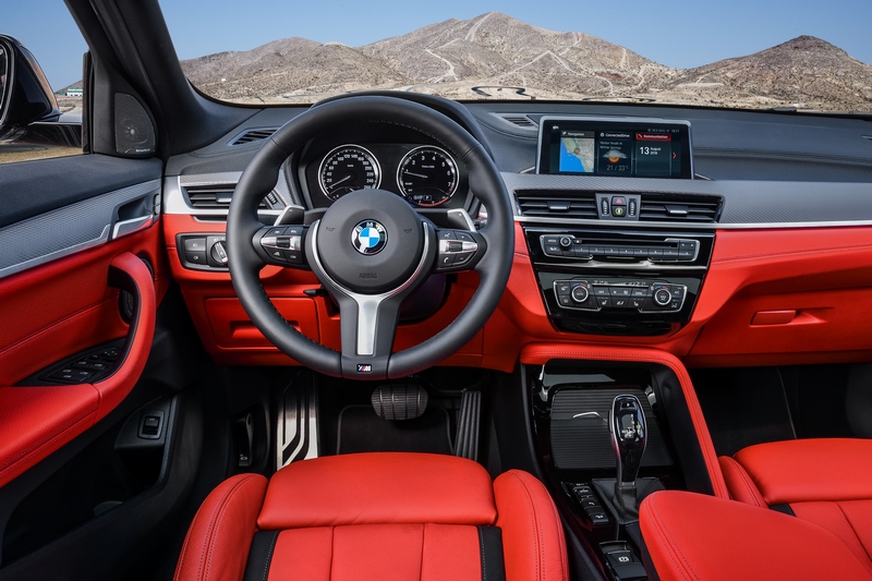 X2 M35i內裝配置M款方向盤、專屬踏板級門檻飾板等配件,並可選M Sport賽車椅。