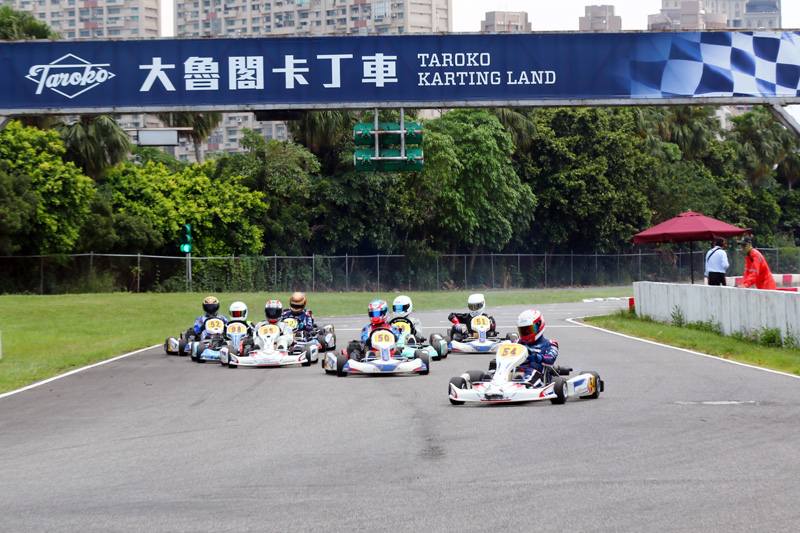 預賽一起跑黃文良便搶得先機(54號車)。
