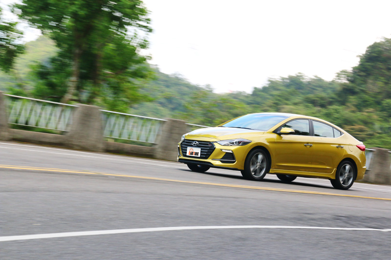204hp/27kgm搭配七速雙離合器變速系統,讓Elantra Sport擁有優異出色的操控水準。