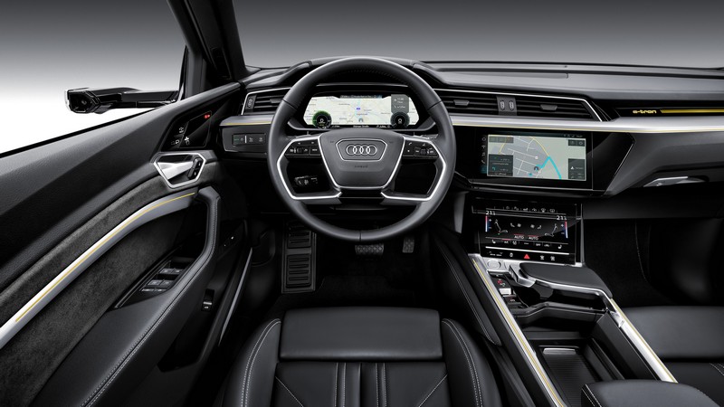 Audi Virtual Cockpit 全數位虛擬駕駛座艙,搭配最新雙螢幕觸控MMI多媒體系統,並結合聲控功能,讓駕駛能更直覺並安全地操作車內娛樂系統等功能。