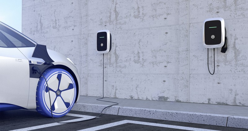 充電系統有11kw家用壁掛式與22kw充電樁,以及30分鐘可充滿80%的125kw高功率充電系統。