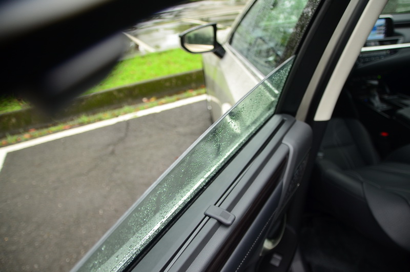 全車隔音雙層玻璃打造出極為靜謐舒適的座艙環境