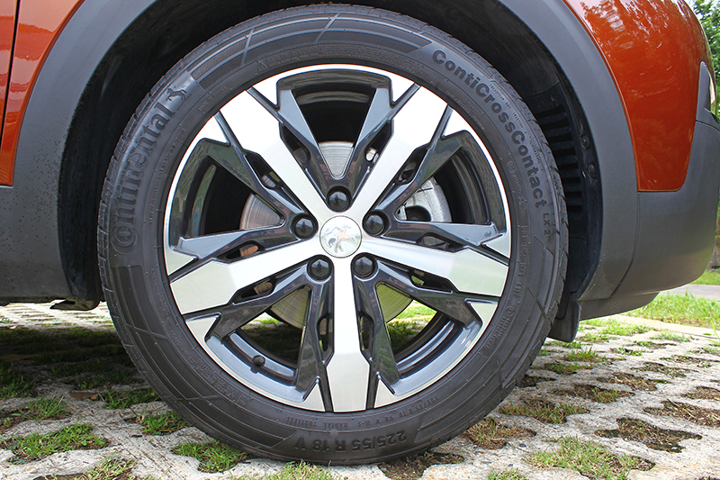 18吋胎圈是連同Grip Control抓地力控制系統一起選的,原車標配215/65 R17胖胖胎。