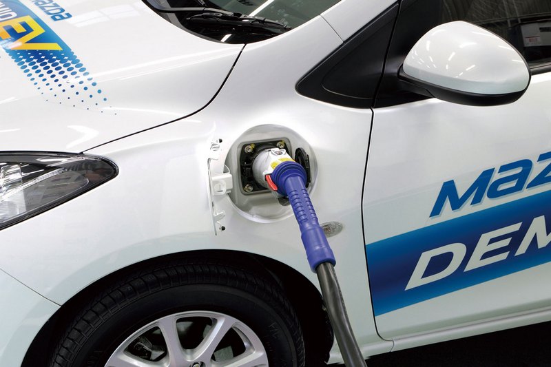 Mazda目標計劃於2030年品牌旗下95%車款為油電、增程等各種電動化動力,另外5%則是純電車款。(圖中車輛為2012年產品)