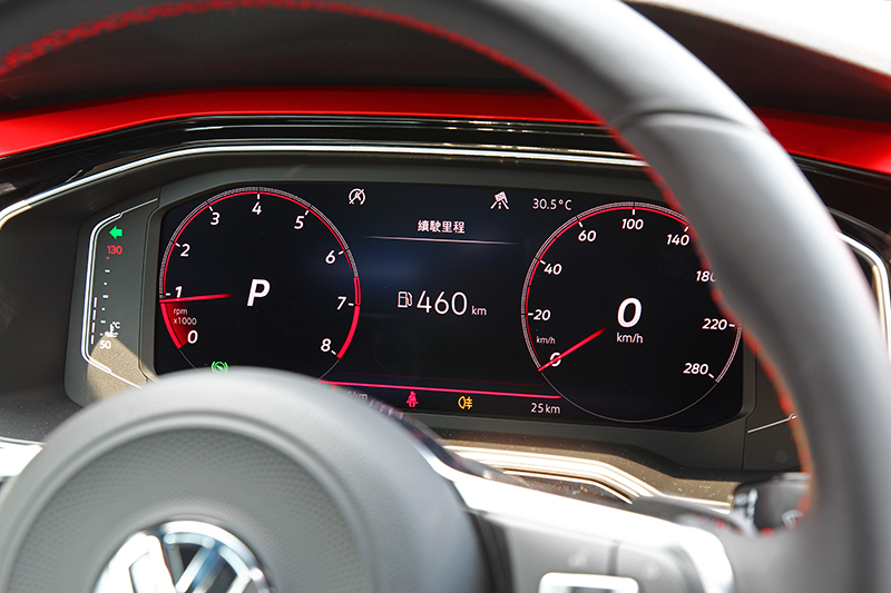 Polo GTI標配10.25吋數位儀表,但在賽道上誰有空去理會,不過一般道路用車卻相當實用。