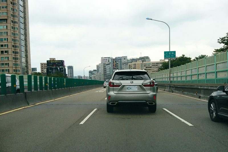 此類車牌R開頭的租賃車很多都是長期租賃車,多為私人使用,而租賃期間發生違規事件後,罰單通知人原為租賃業者,後續作業繁複,因此將有所修正。