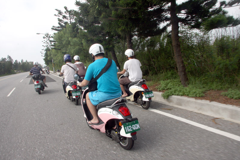 未來修法通過實行後,就不能再單持有小型車以上車種駕照騎乘此類掛綠底白字之普通輕型機車了。