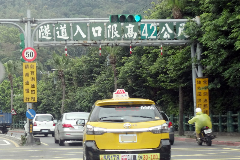 台灣真正該檢討的應該是各路段的速限設定是否符合現今實際用路狀況,並且在相關配套上做更詳盡的規劃,而不是一味只想壓低「行車速度」。