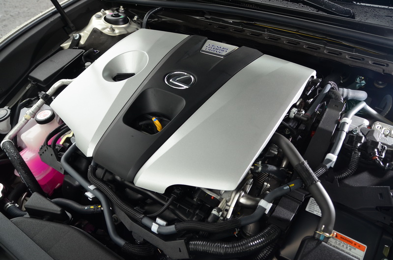 ES 300h引擎採用與ES 250相同的2.5升4缸自然進氣引擎,還多了兩具電動馬達的輔助