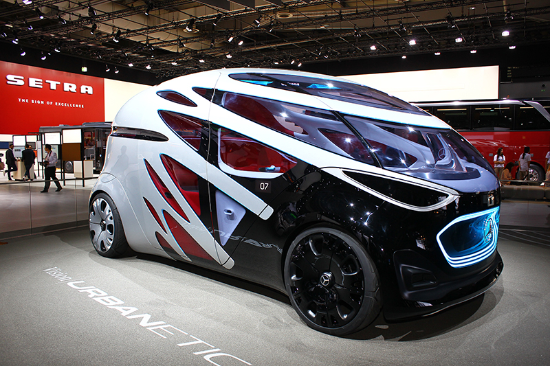 展場中最引人注目的,莫過於這款殺氣騰騰彷彿外星戰將的Mercedes- Benz Vision Urbanetic了。