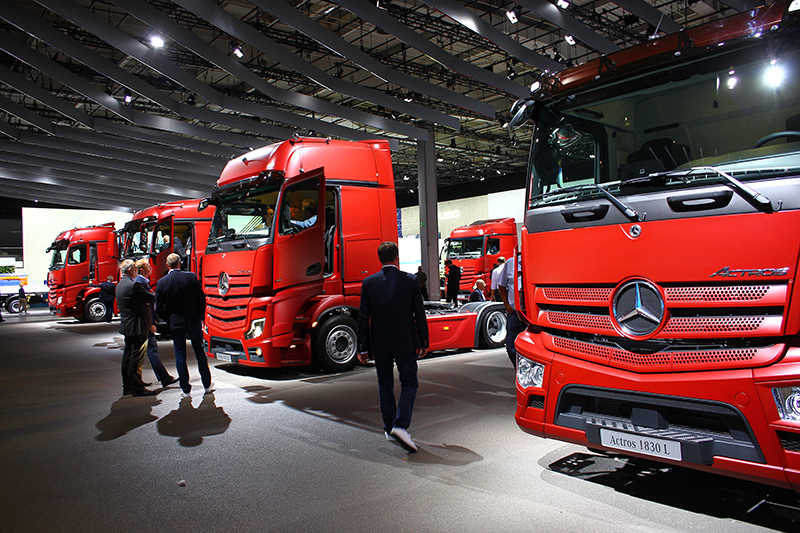 除了Mercedes- Benz Vision Urbanetic外,展場另一側為賓士卡車頭大軍所在地。