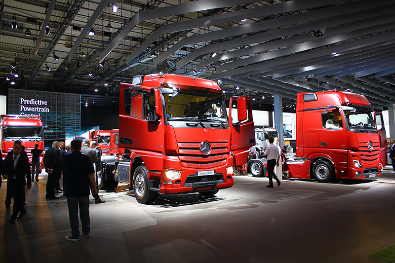 Mercedes-Benz這次選擇全部車頭都以磚紅車色呈現,一字排開氣勢驚人。