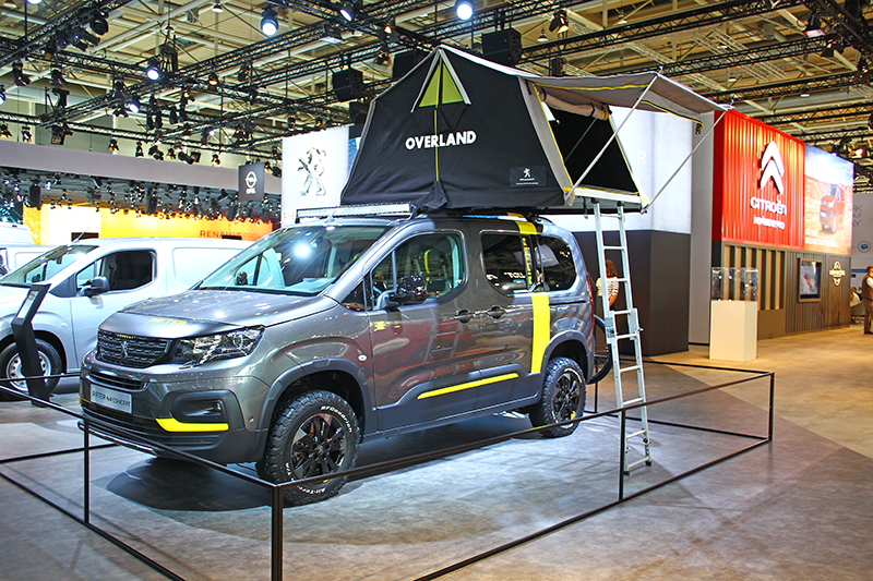 另一頭吸引我們目光的,是與Partner系出同源的跨界商旅Peugeot Rifter,現場展示的是加裝露營套件的4x4概念車。
