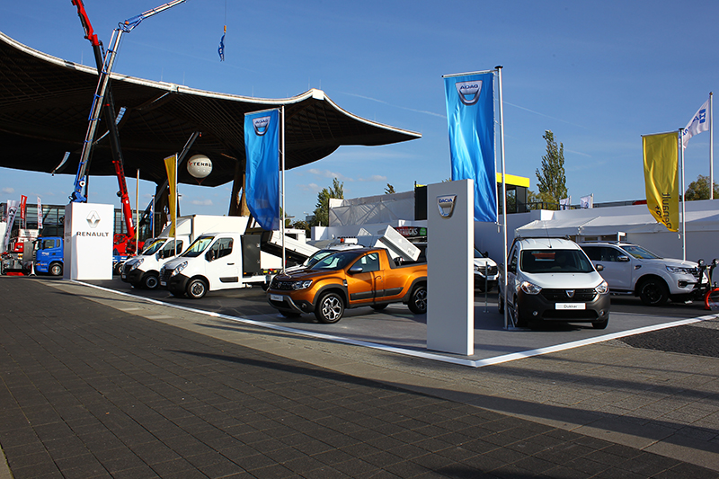 Renault所併購的羅馬尼雅品牌Dacia,則放在戶外展區供車迷賞玩。