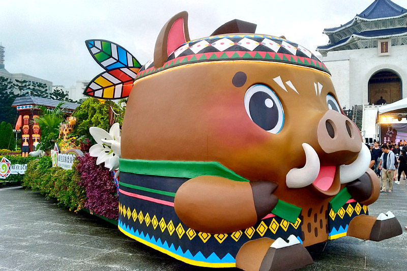  【獨家】看花車送金幣！2018國慶花車嘉年華中正紀念堂熱鬧展出 