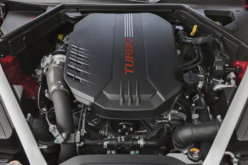 2.0升車型擁有255hp/36kgm動力,0~100公里6秒,3.3升V6車型有著370hp/52kgm最大動力,0~100公里加速僅需4.9秒。