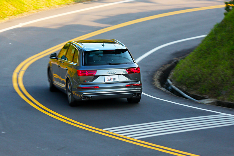 4.0升V8雙渦輪+電紫渦輪柴油引擎,435hp/91.8kgm性能讓SQ7擁有令人暢快過癮的加速感受。