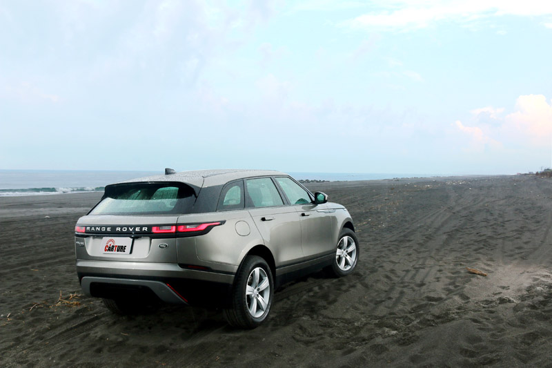 Range Rover Velar 以較低的車高與較寬的車寬,營造出類跑車化的外觀。
