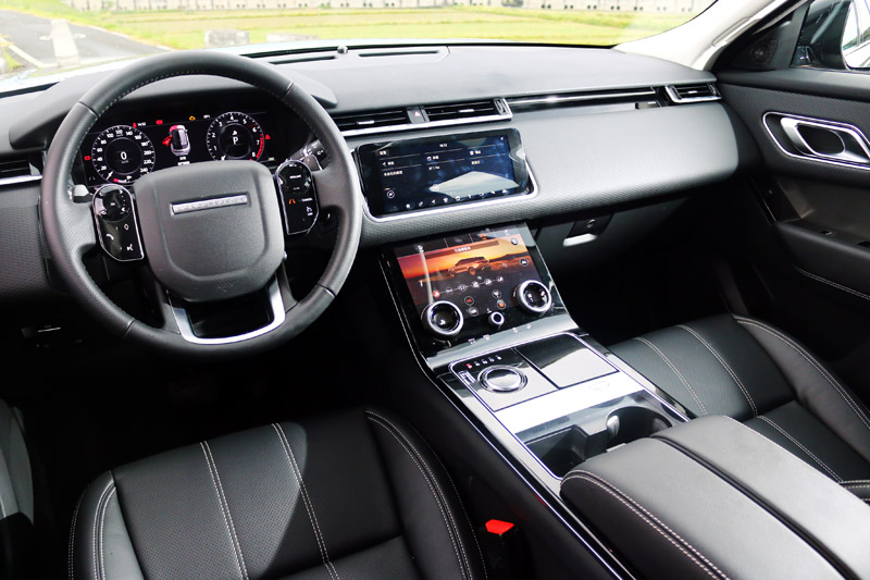 Range Rover Velar全面導入數位化座艙,中控台以兩具10吋的 Touch Pro Duo處控螢幕與三只旋鈕取代了所有的控制介面。