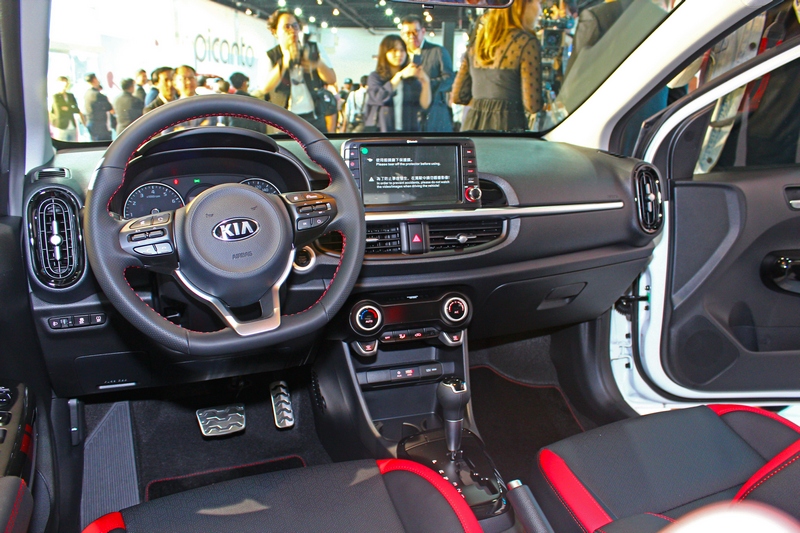 Picanto GT-Line內裝配置D-Cut運動化方向盤、防滑鋁合金踏板組等內裝組件,中控檯懸浮式8吋觸控觸控式多媒體系統