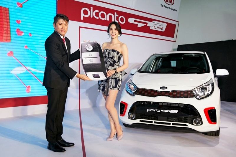 女神魏蔓成為Kia Picanto GT-LINE第一位車主,現場特邀請森那美起亞史貴能總裁進行交車儀式。