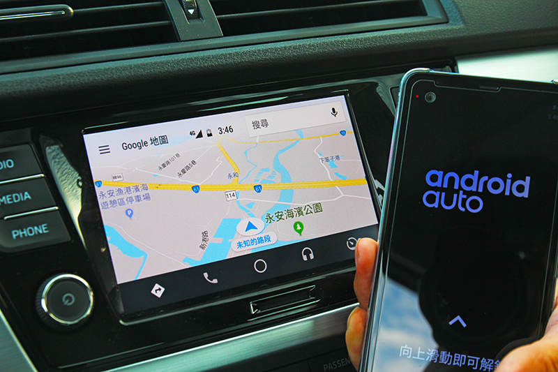 中控螢幕升級至6.5吋,由於Android Auto已開放因此Fabia同時具備Apple Carplay與MirrorLink三種功能。